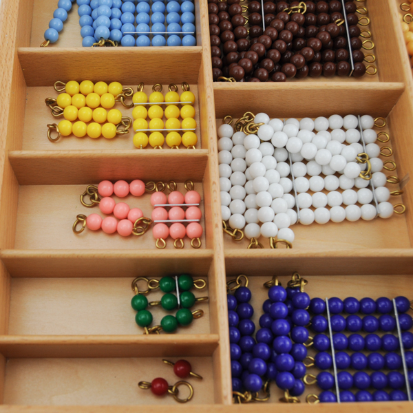Chaînes des carrés avec présentoir en bois perles colorées Perles Montessori 