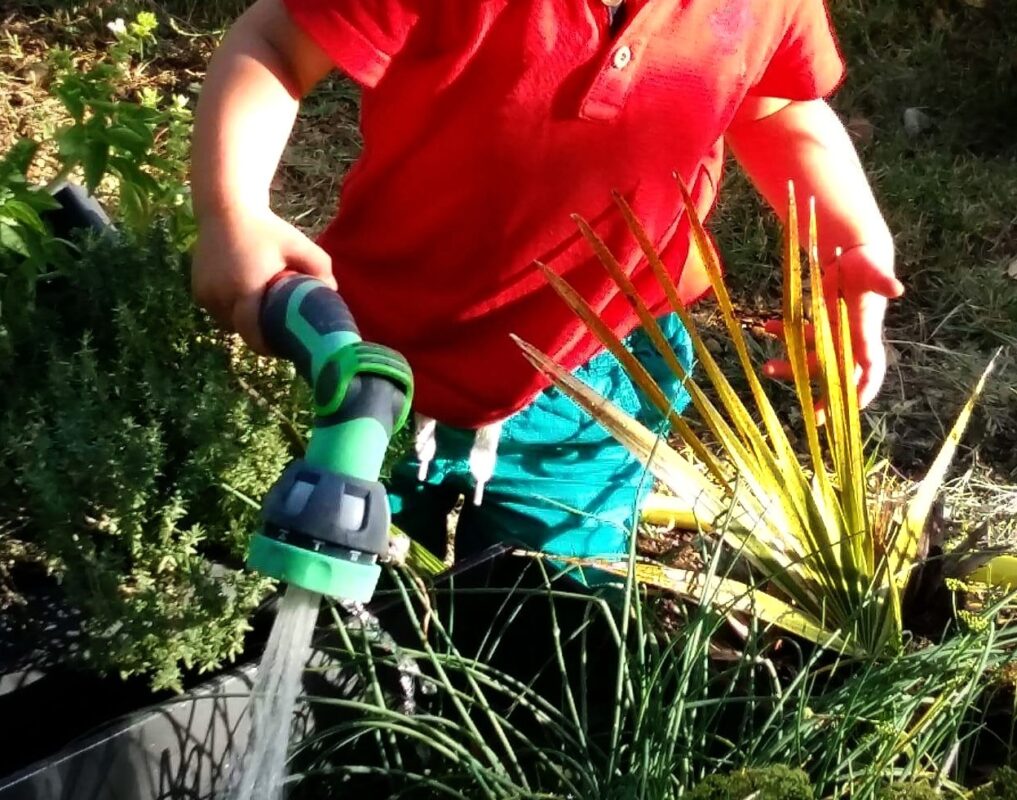 Commencer montessori en jardinant